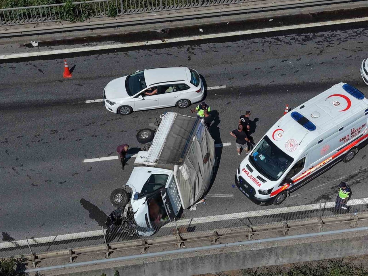 ANADOLU OTOYOLU ASARSUYU KÖPRÜSÜ ÜZERİNDE 2 TIR VE 1 KAMYONETİN KARIŞTIĞI ZİNCİRLEME KAZADA...
