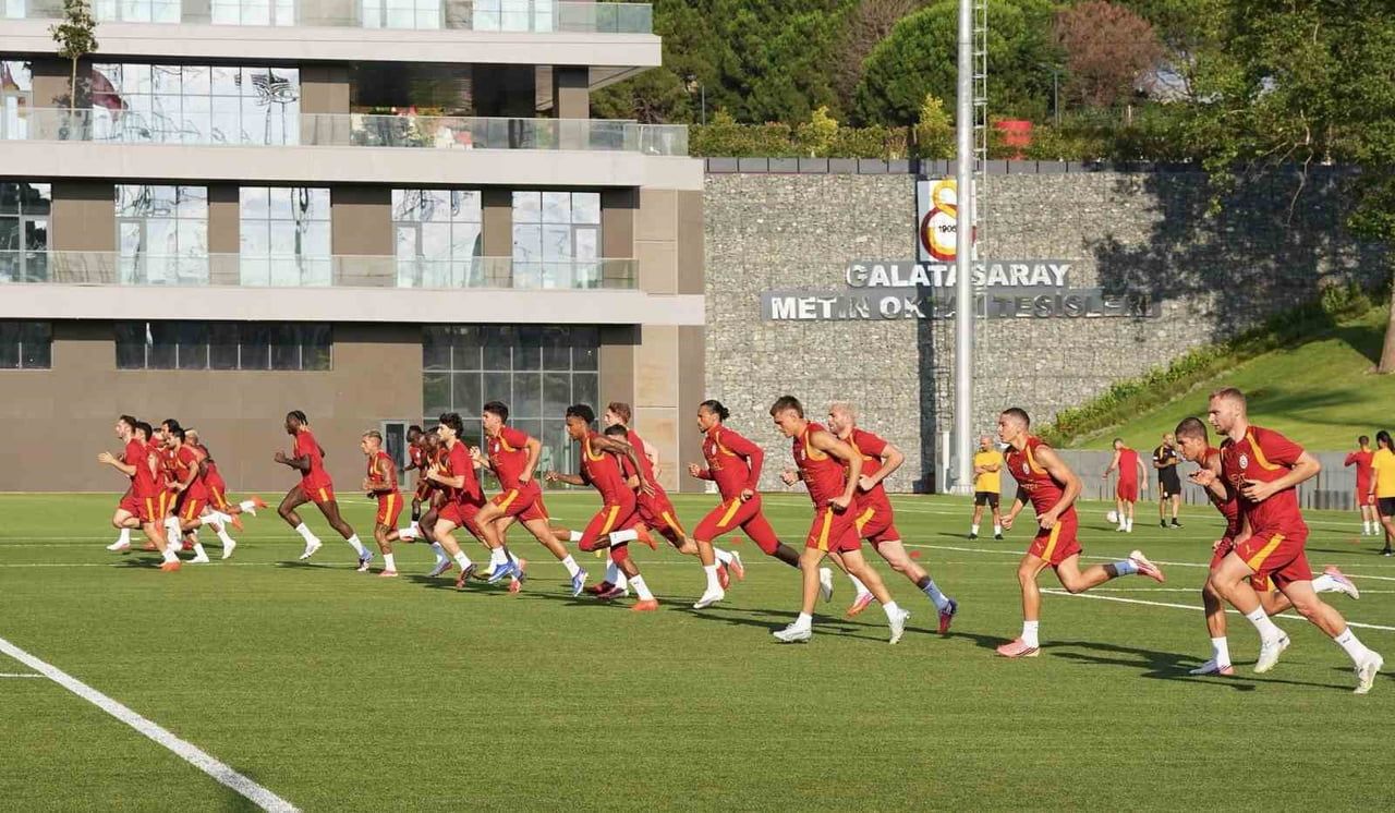 GALATASARAY, YENİ SEZON HAZIRLIKLARINI BUGÜN YAPTIĞI ANTRENMANLA SÜRDÜRDÜ.