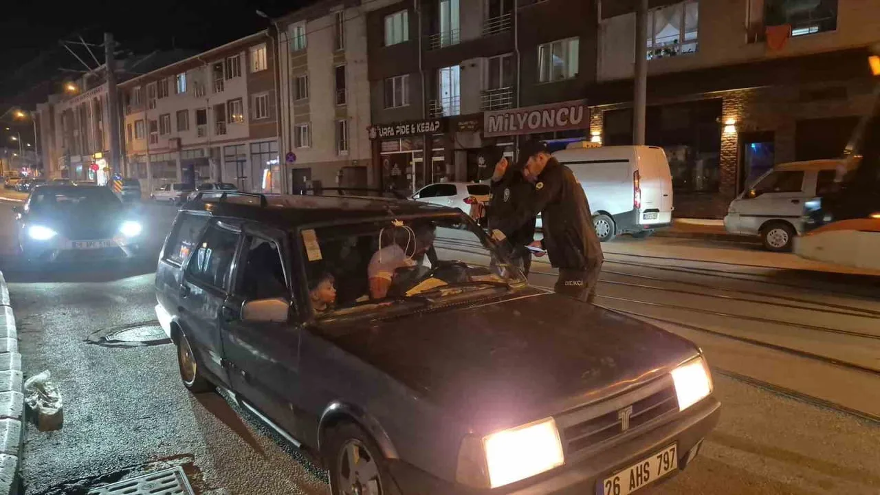 EKİŞEHİR'DE POLİS EKİPLERİNCE 100 PERSONELİN KATILIMIYLA GERÇEKLEŞTİRİLEN ASAYİŞ VE TRAFİK...