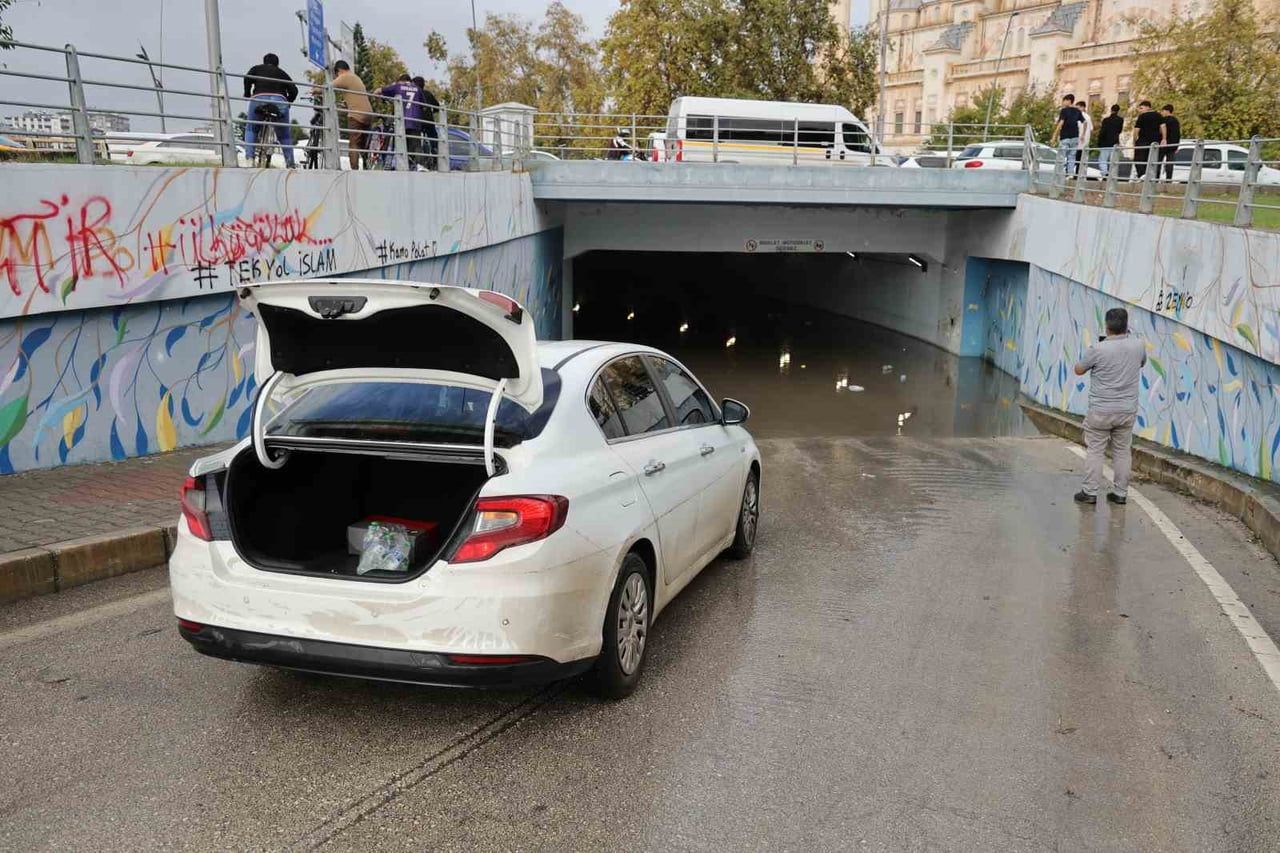 ADANA’DA SAĞANAK YAĞMURDA SOKAKLAR GÖLE DÖNERKEN ALT GEÇİTTEN GEÇMEYE ÇALIŞAN BİR OTOMOBİL İSE...