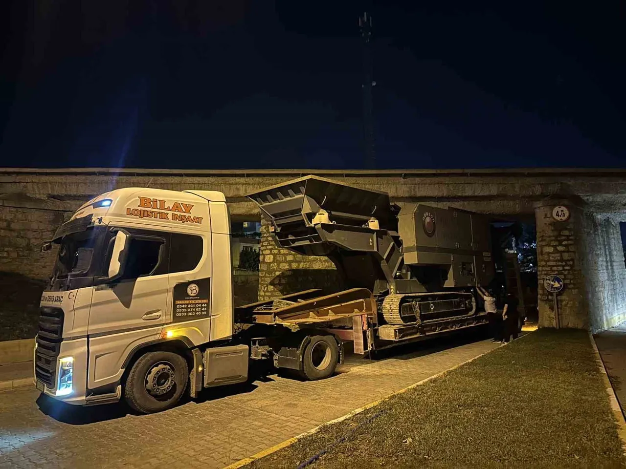 OSMANİYE’DE TAŞ KIRMA MAKİNESİ YÜKLÜ TIR KÖPRÜYE SIKIŞTI
