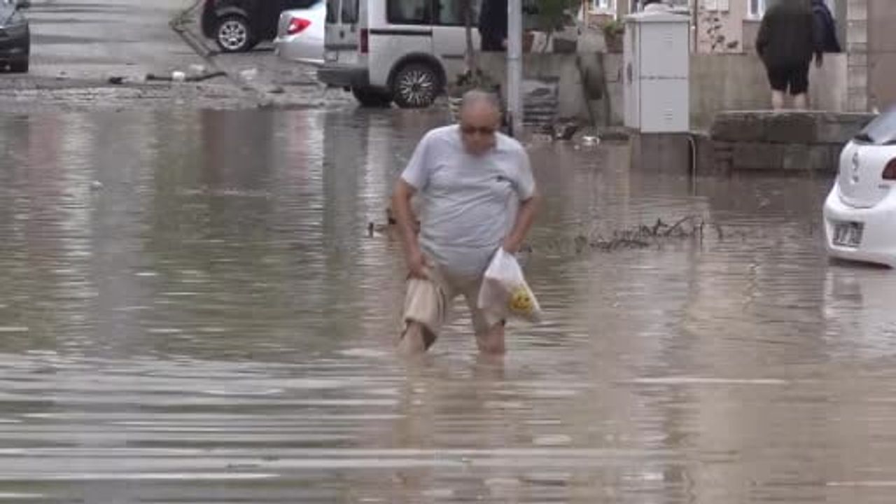 Selin vurduğu Cide ilçesinde ekiplerin su tahliye çalışması sürüyor
