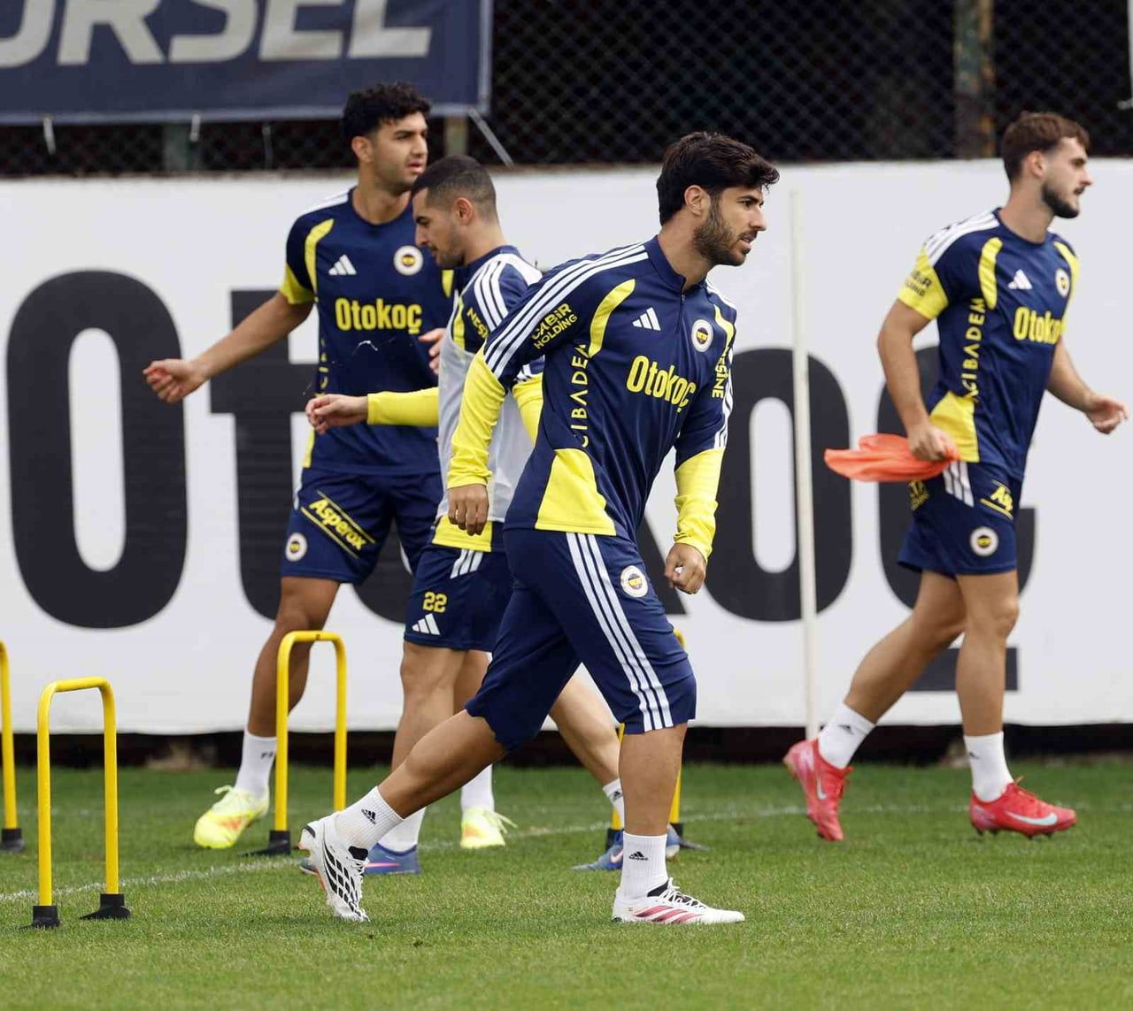 İSPANYOL FUTBOLCU MARCO ASENSİO, ANTRENMANIN BİR BÖLÜMÜNDE TAKIMLA BİRLİKTE ÇALIŞTI.