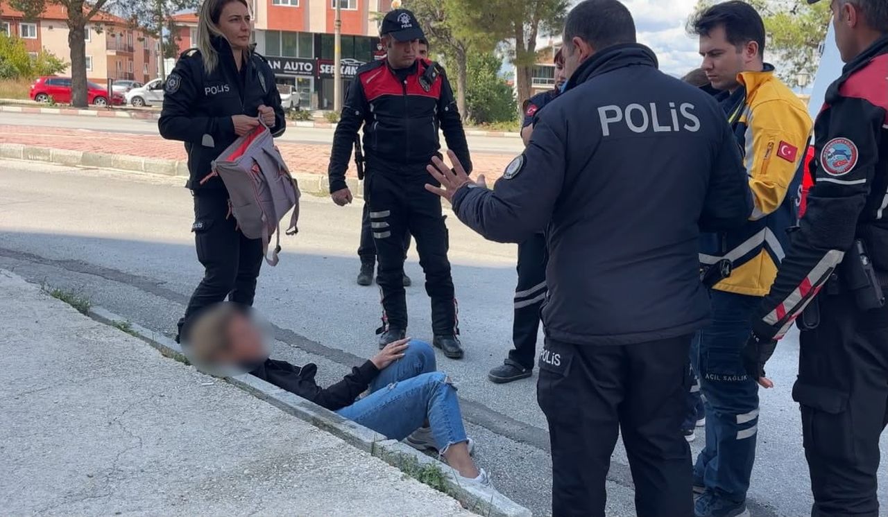 BURDUR'DA ALKOLLÜ OLDUĞU DEĞERLENDİRİLEN UKRAYNA UYRUKLU KADIN, CADDE ÜZERİNDE YOLDAN GEÇEN...