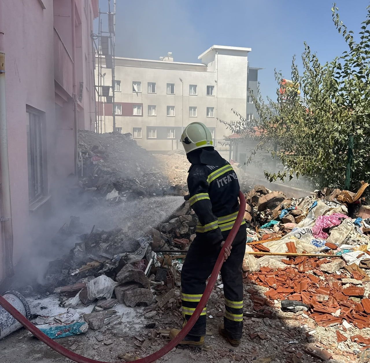 MUĞLA’NIN MENTEŞE İLÇESİNDE KORKUTAN DUMAN: ATIL YURDUN BAHÇESİNDEKİ ÇÖP VE MOLOZLAR...