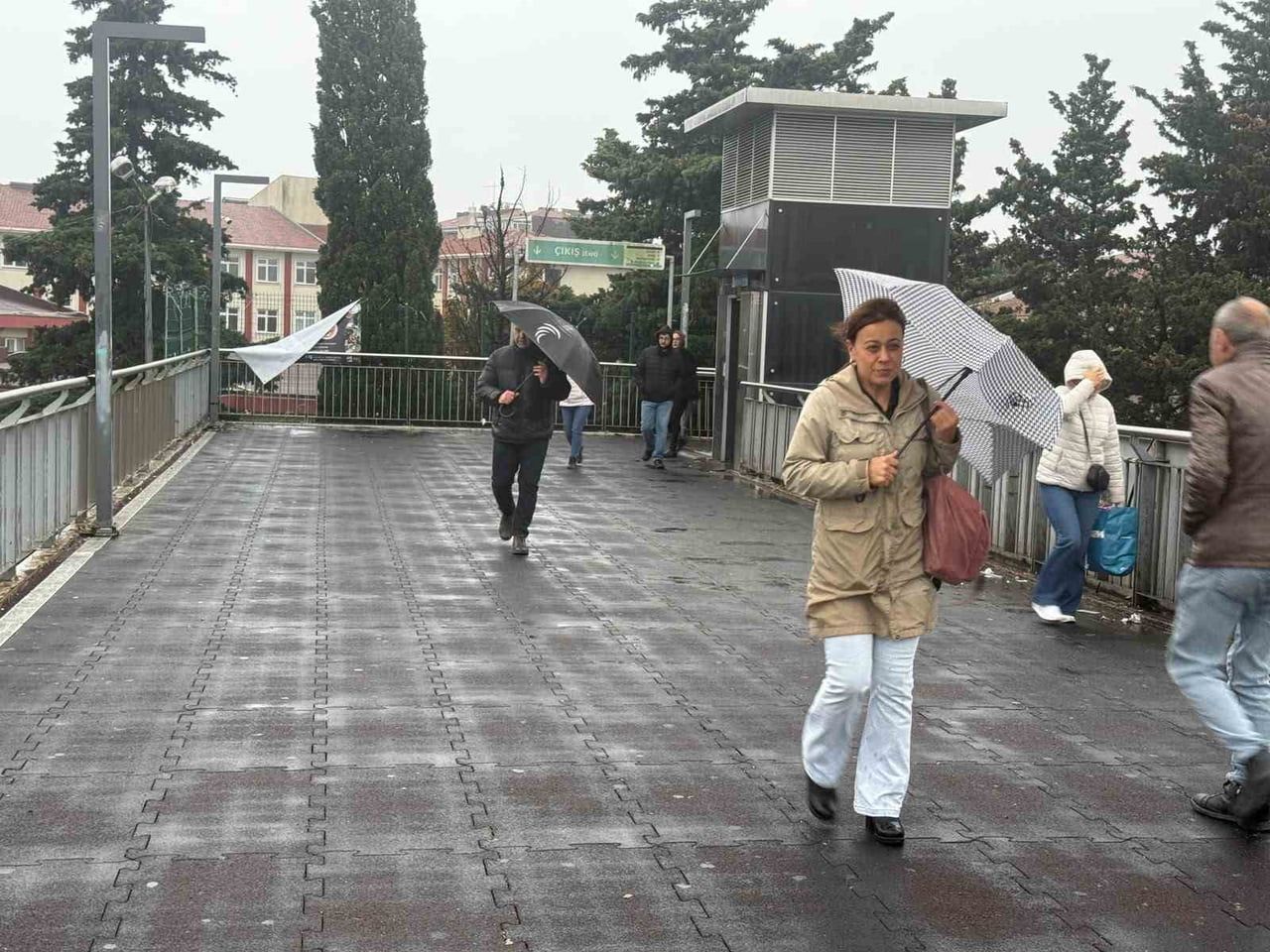 İSTANBUL’DA TRAFİK YOĞUNLUĞU OLUŞTU. İŞE GİDEN VATANDAŞLAR RÜZGARDA ŞEMSİYELERİYLE ZOR ANLAR...