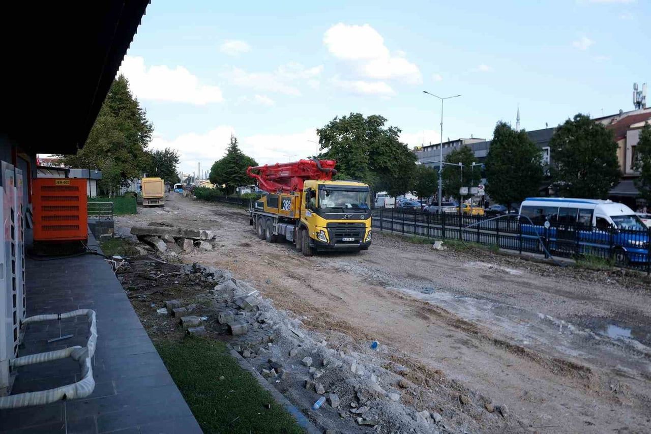 SAKARYA'DA ŞEHRİN MERKEZİNİ BÖLEN TREN GEÇİTLERİNİ ORTADAN KALDIRARAK BÖLGEYE NEFES ALDIRACAK ‘RAY...