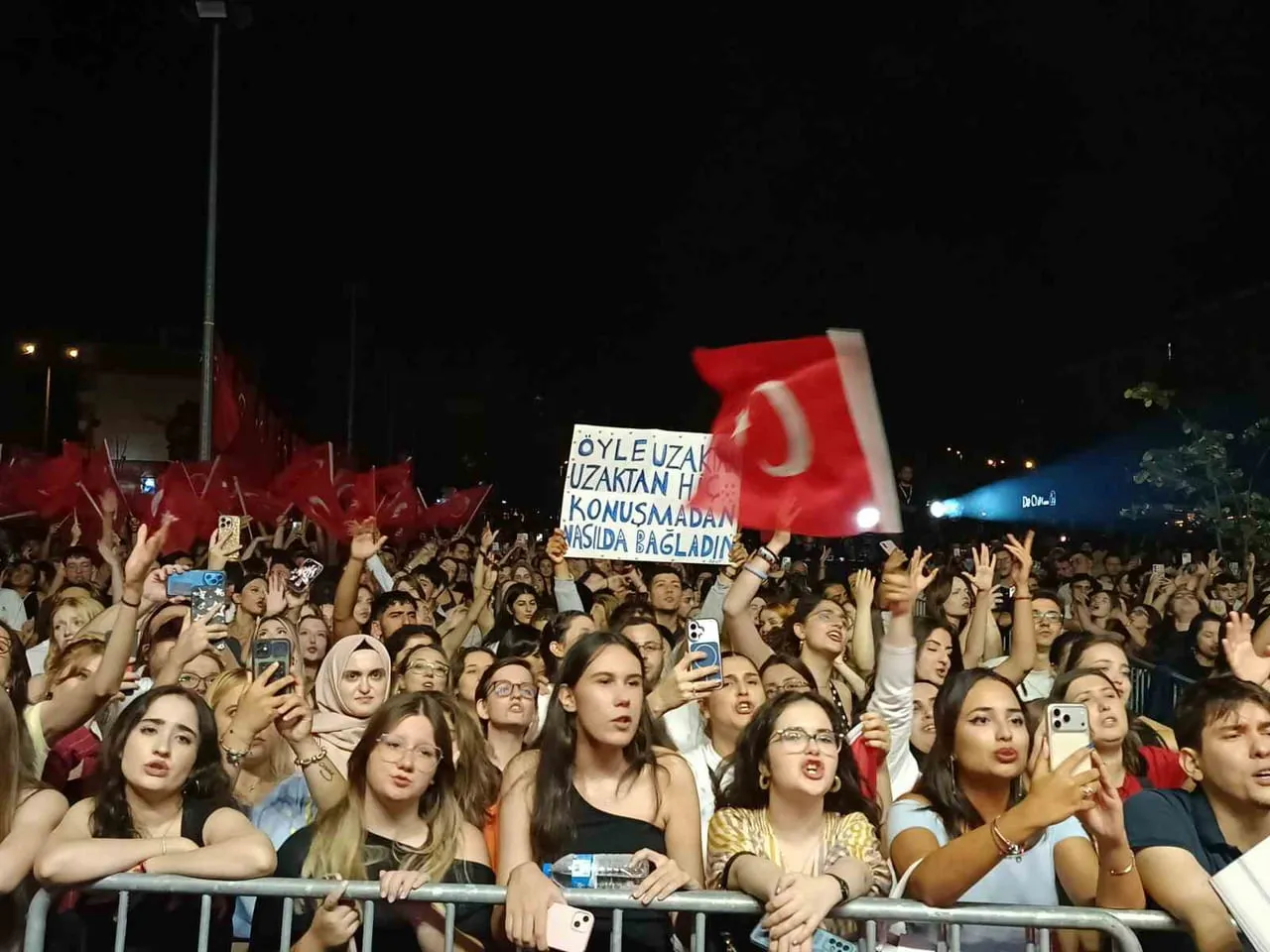 EDİRNE’DE 30 AĞUSTOS ZAFER BAYRAMI KUTLAMALARI KAPSAMINDA SAHNE ALAN SEVİLEN SANATÇI GÖKSEL...