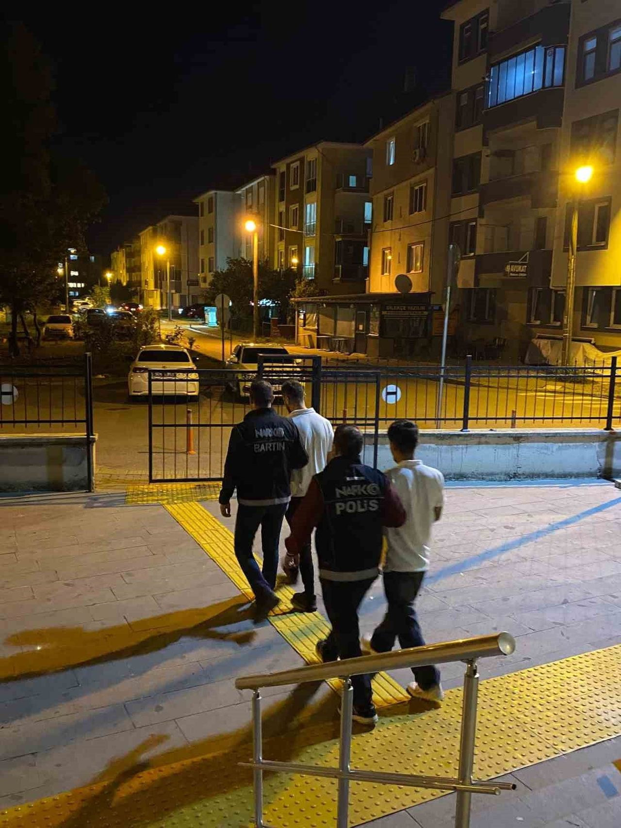 BARTIN'DA DÜZENLENEN UYUŞTURUCU OPERASYONUNDA 8 KİŞİ GÖZALTINA ALINDI