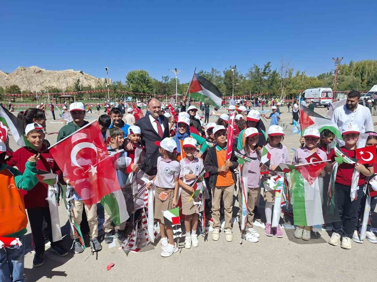 MİLLİ EĞİTİM BAKANLIĞI TEMEL EĞİTİM GENEL MÜDÜRLÜĞÜ ÖNCÜLÜĞÜNDE YÜRÜTÜLEN "UÇURTMALAR ÖZGÜRLÜĞE...