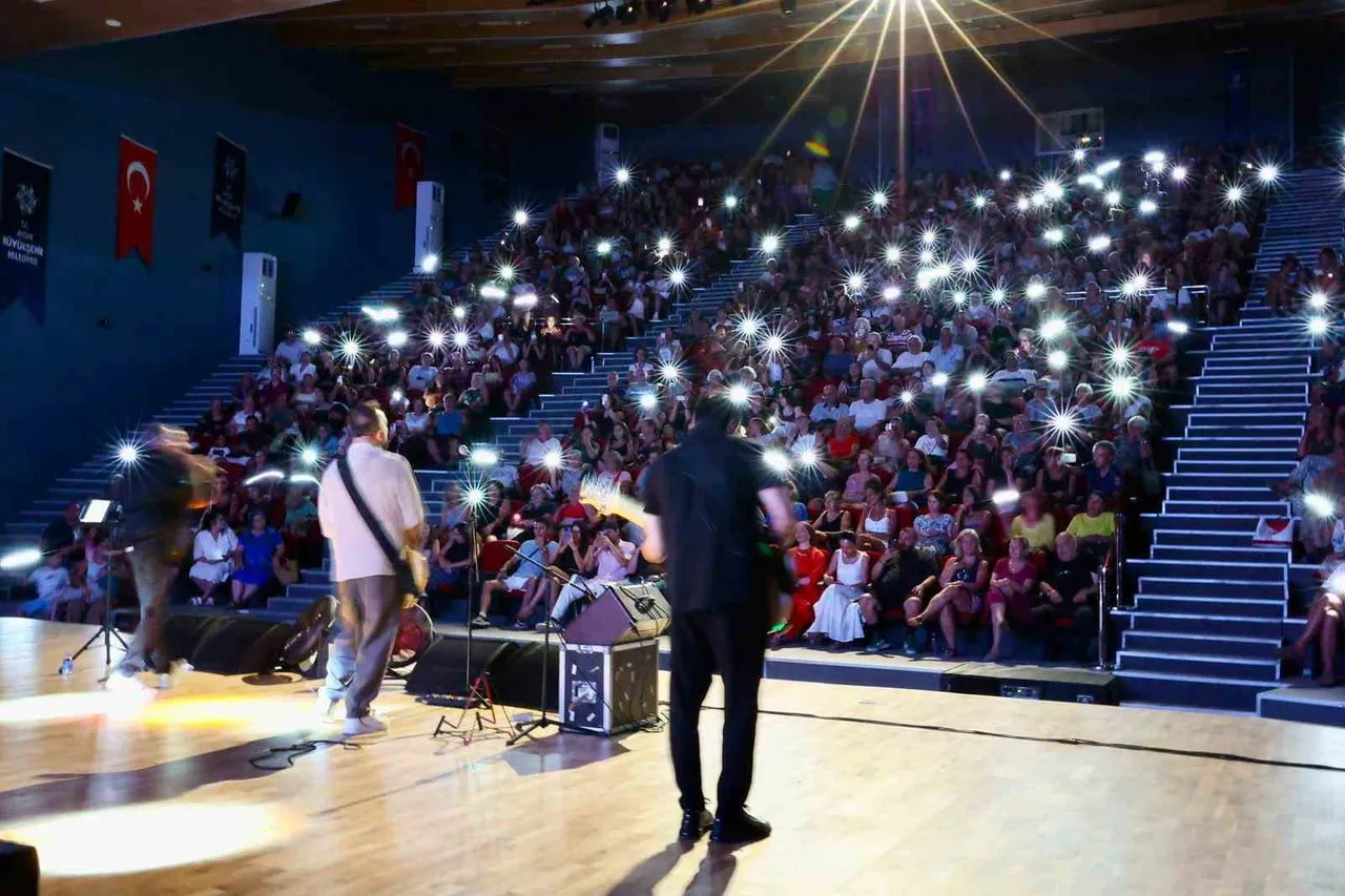 AYDIN BÜYÜKŞEHİR BELEDİYESİ TARAFINDAN DÜZENLENEN ‘YAZ KONSERLERİ’ SÜRÜYOR. KENTİN DÖRT BİR...
