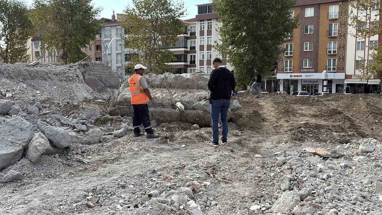 ÇORUM'DA BİR OKULUN YIKIM ÇALIŞMASI ESNASINDA TOPRAK ALTINDA İNSANA AİT KAFATASI VE KEMİK...