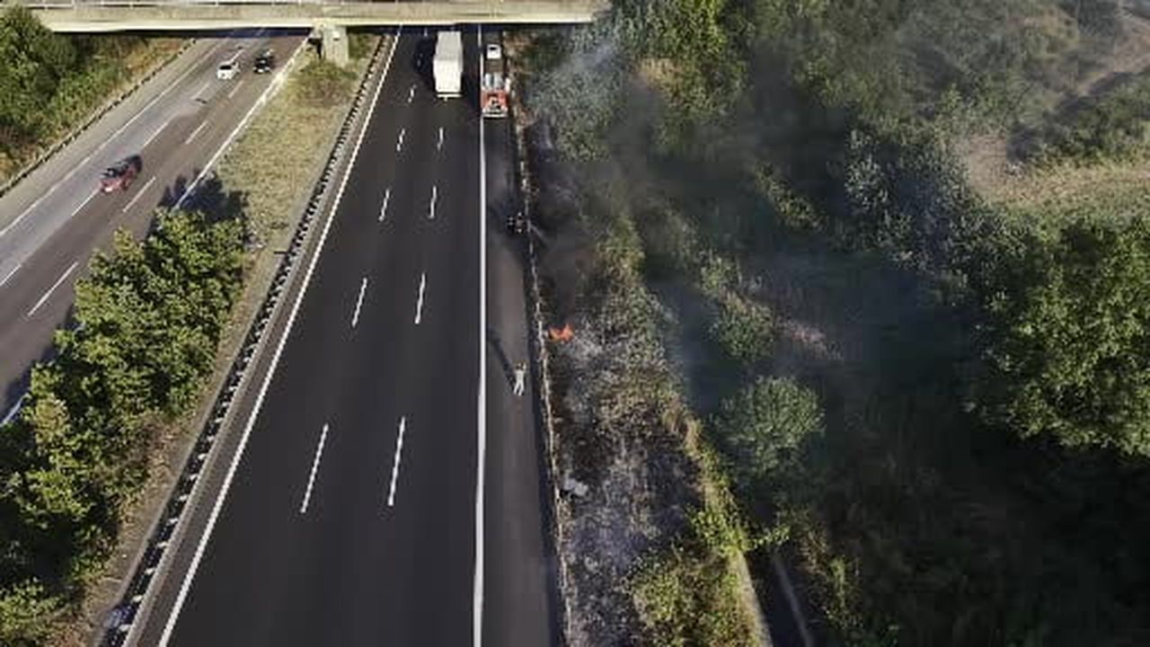 Otoyolda korkutan yangın: Yol kenarına atılan izmarit yangın çıkarttı