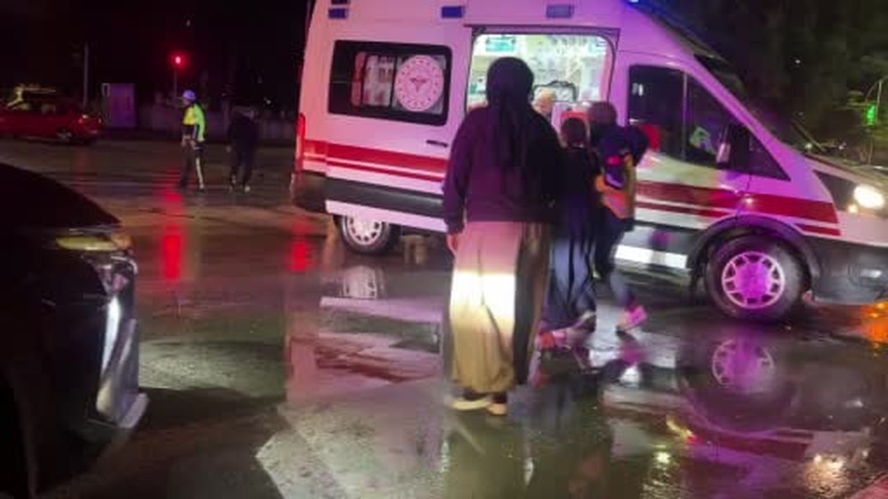 Burdur'da öğrenci servisi ile otomobil çarpıştı: 12 öğrenci hafif yaralı