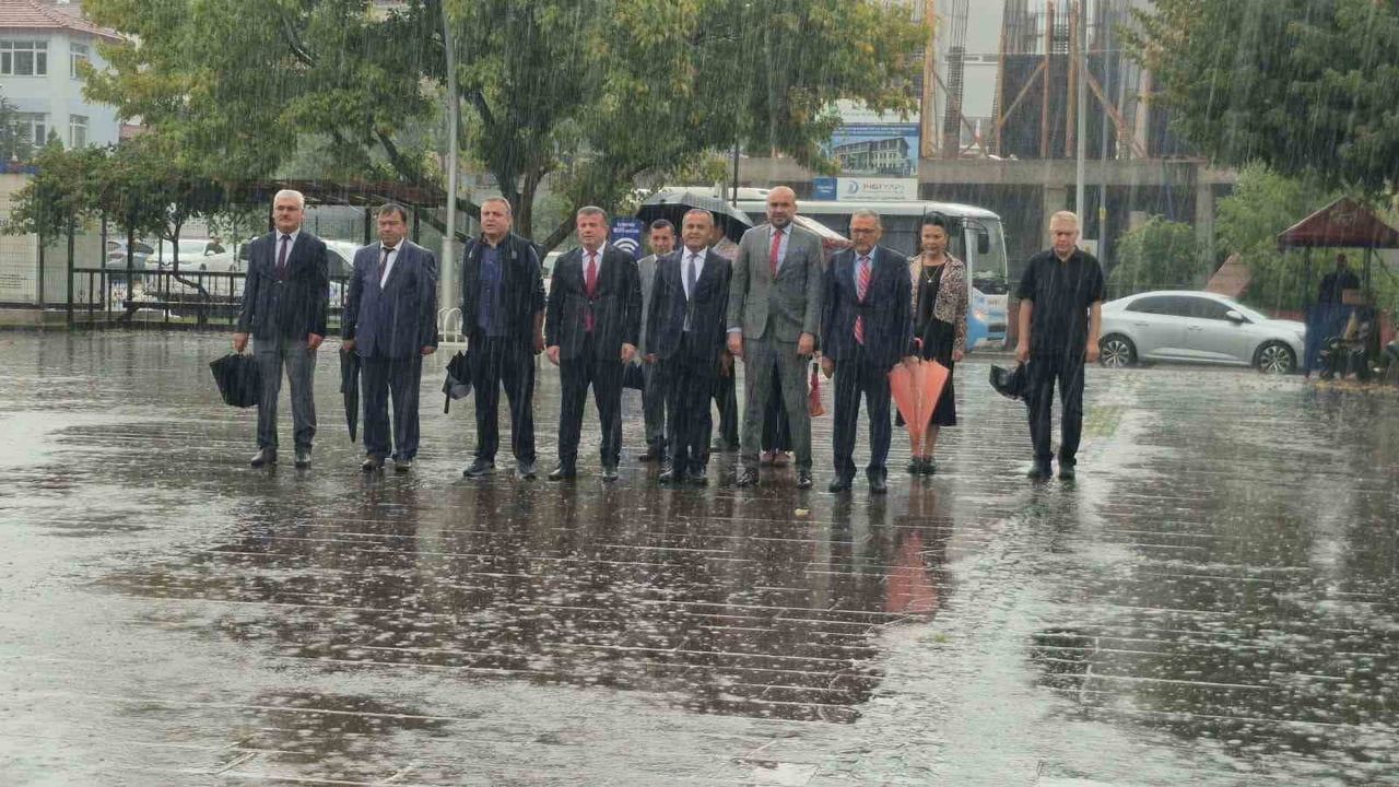 BARTIN'DA İLKÖĞRETİM HAFTASI KUTLAMALARI ŞİDDETLİ YAĞIŞA RAĞMEN START ALDI. ALANA GETİRİLEN...