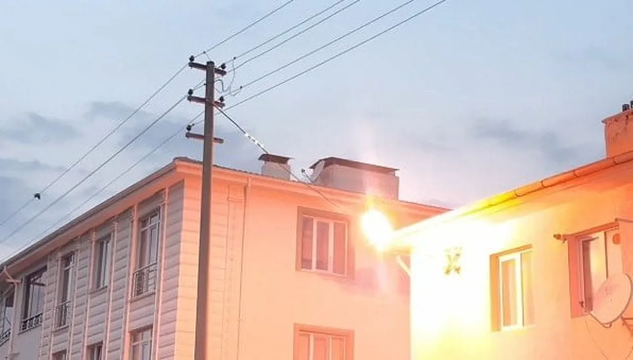 ERZİNCAN’DA ELEKTRİK DİREĞİ KIVILCIM SAÇTI: MAHALLE SAKİNLERİ KORKU DOLU ANLAR YAŞADI