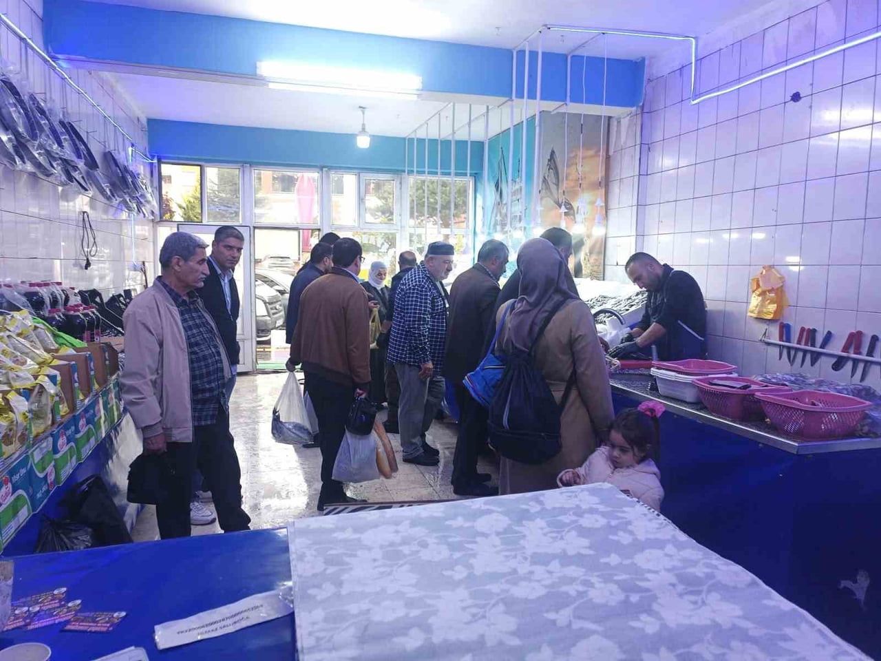 BİTLİS’İN AHLAT İLÇESİNDE HAVALARIN SOĞUMAYA BAŞLAMASIYLA BİRLİKTE BALIK SATIŞI VE PİŞİRİMİ YAPAN...