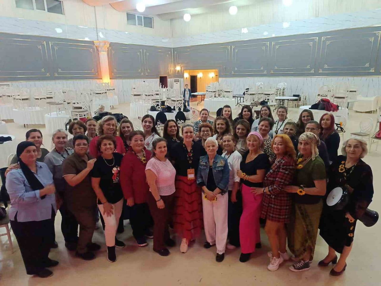 EDİRNE'DE 80 KADININ BULUŞTUĞU GRUPTA 10 KADIN KANSERİ GERİDE BIRAKIRKEN, KADINLAR MÜZİKLE MORAL...