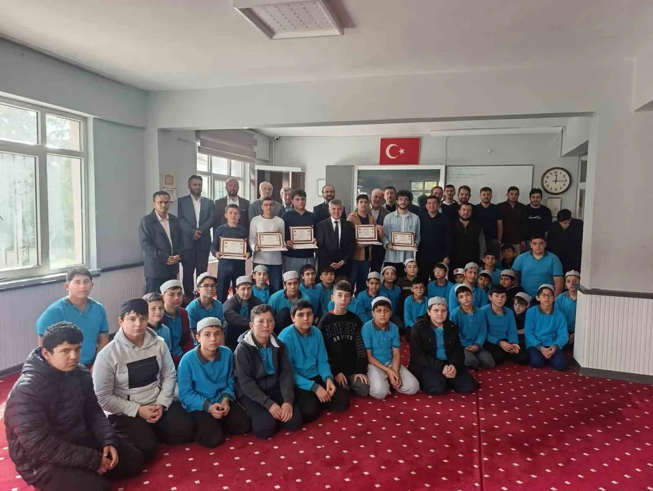 KORKUTELİ MÜFTÜLÜĞÜ MERKEZ ERKEK KUR'AN KURSU'NDA, HAFIZLIK EĞİTİMİNİ BAŞARIYLA TAMAMLAYAN...