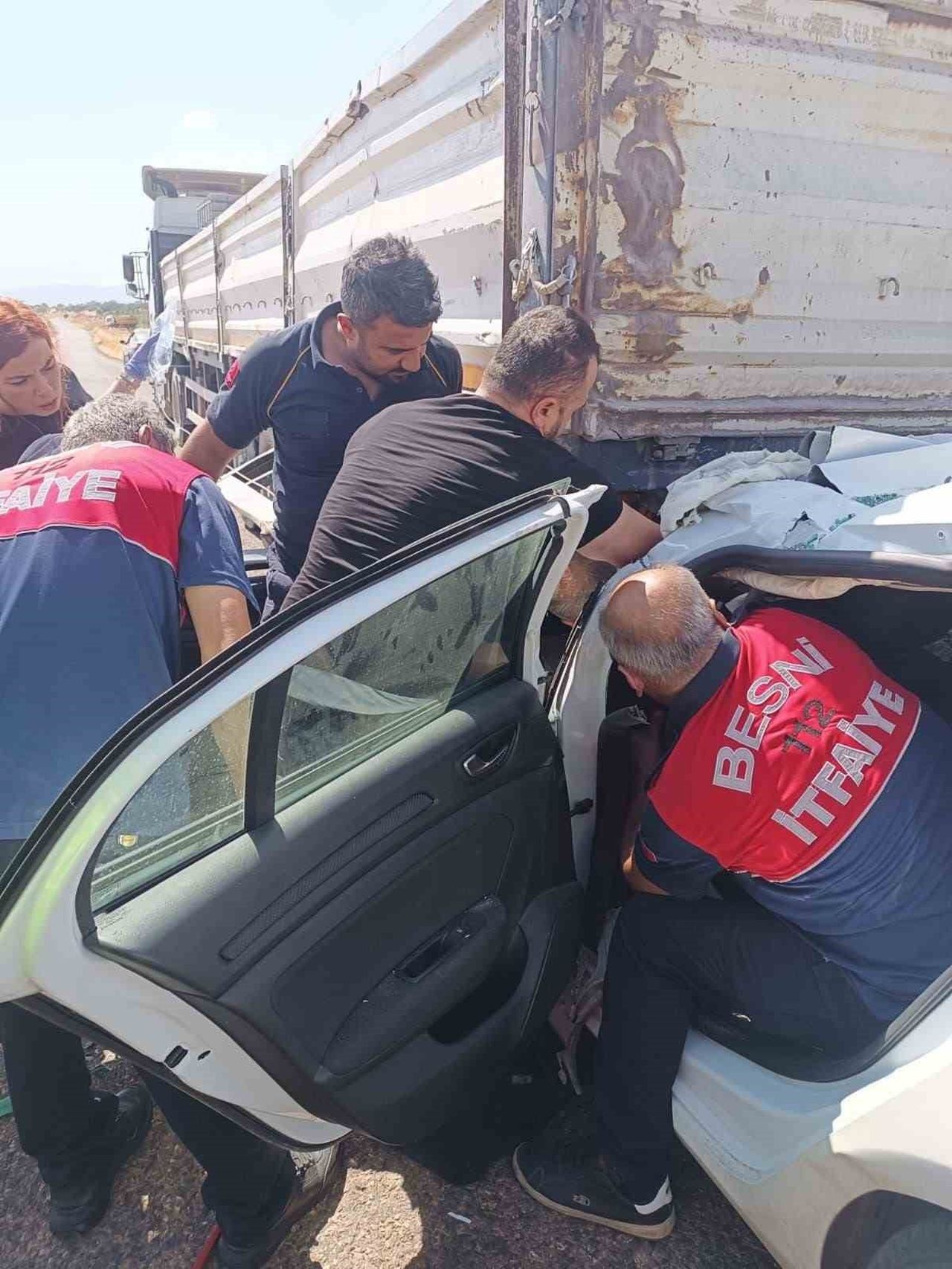 ADIYAMAN’IN BESNİ İLÇESİNDE OTOMOBİLİN ÖNÜNDE SEYREDEN TIRA ÇARPMASI SONUCU MEYDANA GELEN KAZADA 1...