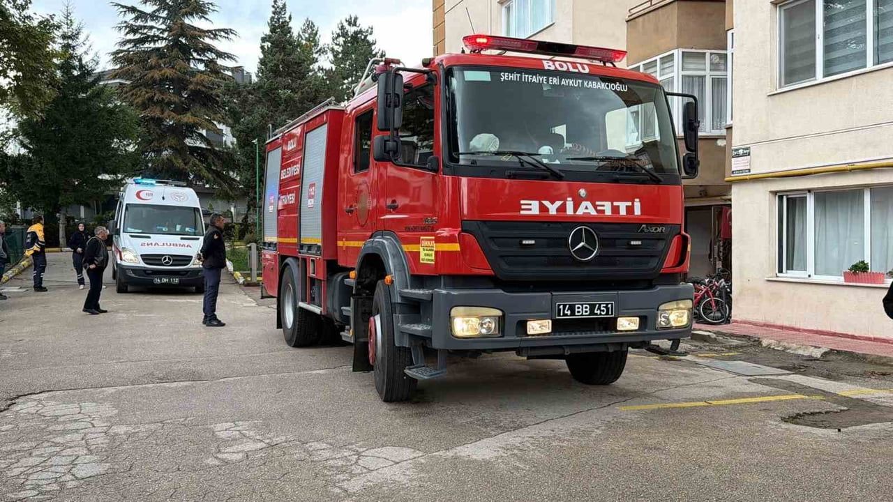 BOLU’DA 6 KATLI APARTMANIN GİRİŞİNDEKİ ELEKTRİK PANOSUNDA ÇIKAN YANGIN, İTFAİYE EKİPLERİNCE...