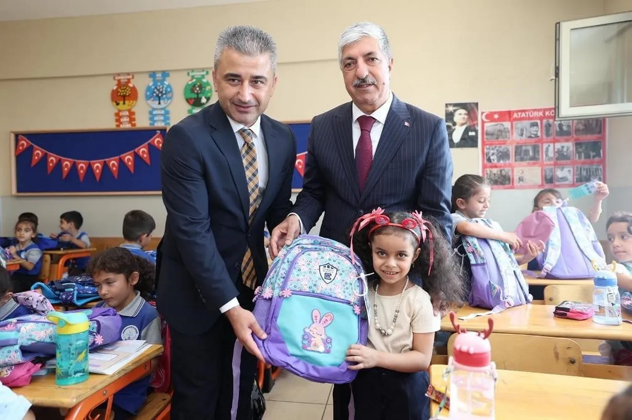 KOCAELİ’NİN DİLOVASI İLÇESİNDE BİRİNCİ SINIFA BAŞLAYACAK TÜM ÖĞRENCİLERE OKUL ÇANTASI VE KIRTASİYE...