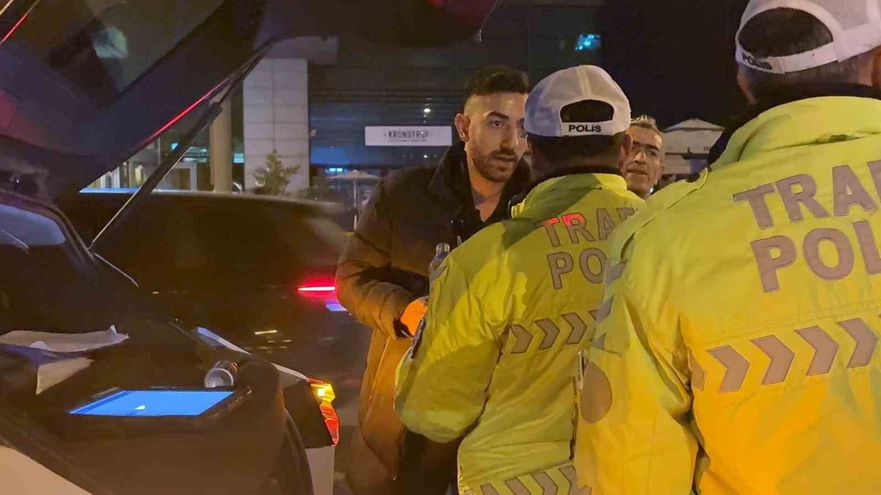 KAYSERİ’NİN MELİKGAZİ İLÇESİNDE KONTROLDEN ÇIKAN OTOMOBİL REFÜJE ÇIKTI. KAZA SONRASI KENDİSİNİN...