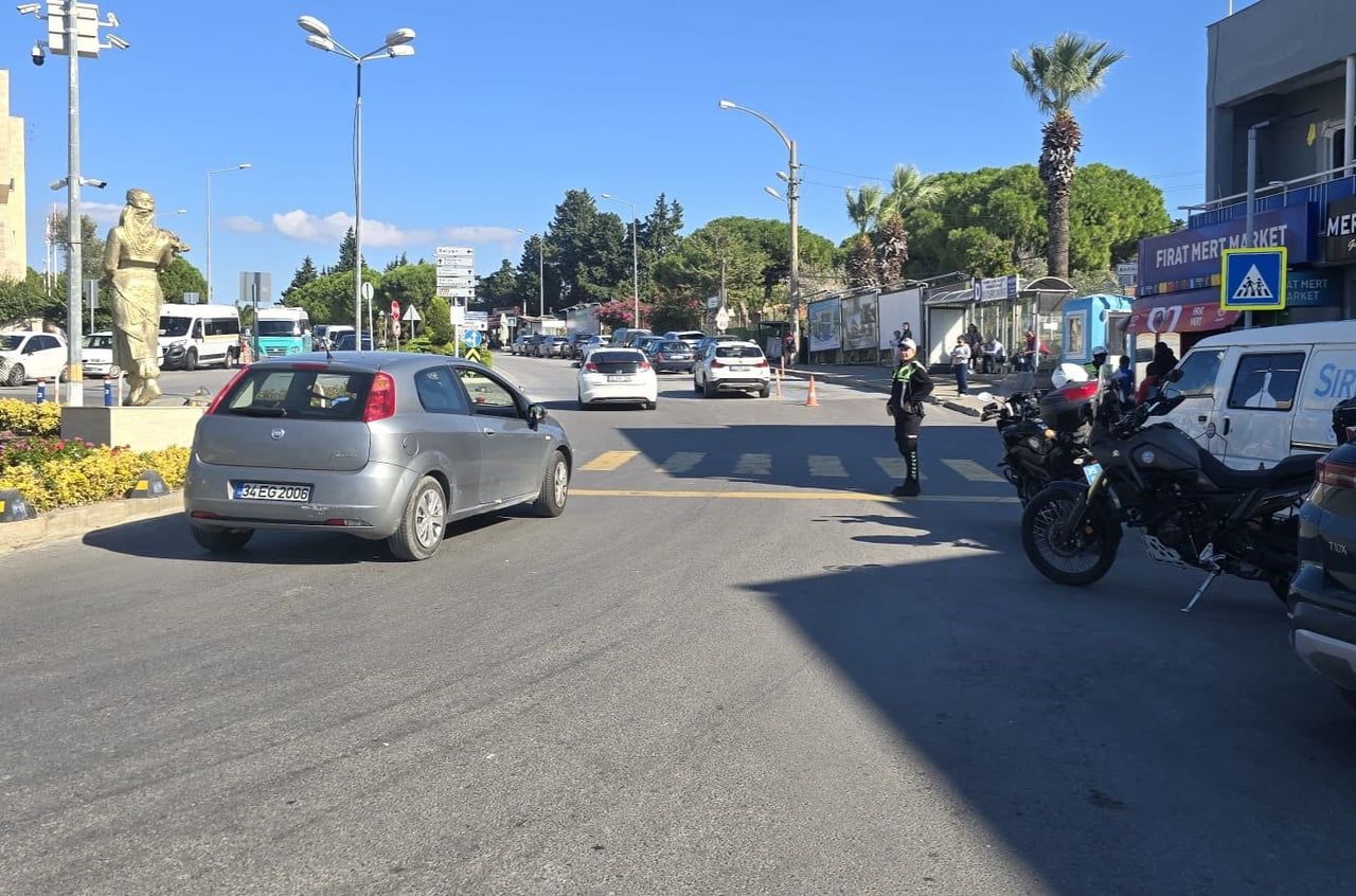 İZMİR'İN ÇEŞME İLÇESİNDE EMNİYET EKİPLERİ TARAFINDAN YAYA GEÇİTLERİNDE YAYALARA YOL VERMEYEN...