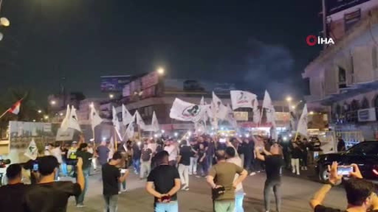 Irak’ın başkenti Bağdat’ta yüzlerce kişi, ABD öncülüğündeki koalisyon güçlerinin ülkeden...