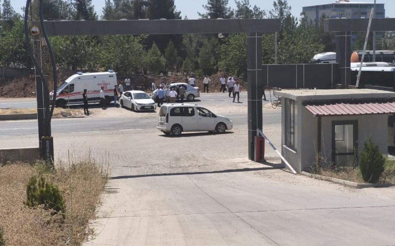 KAZA NEDENİYLE BÖLGEDE TRAFİK KISA SÜRE KONTROLLÜ OLARAK SAĞLANIRKEN, ARAÇLARIN KALDIRILMASININ...