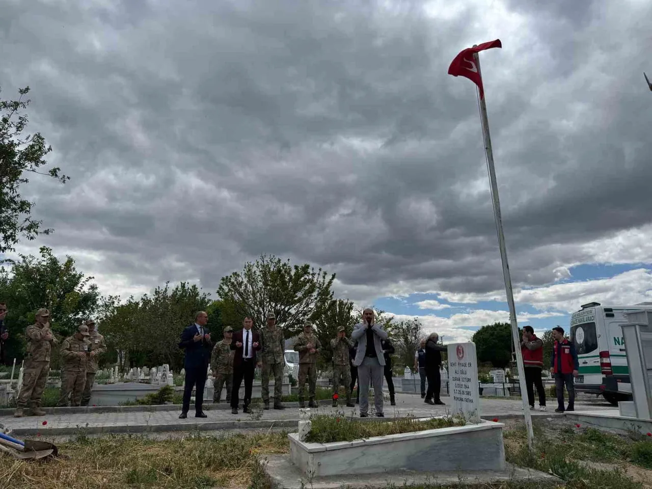 1965 YILINDA IĞDIR'DA ŞEHİT OLAN VE KİMSESİZLER MEZARLIĞINA DEFNEDİLEN ONBAŞI DURAN ÖZTÜRK'ÜN...