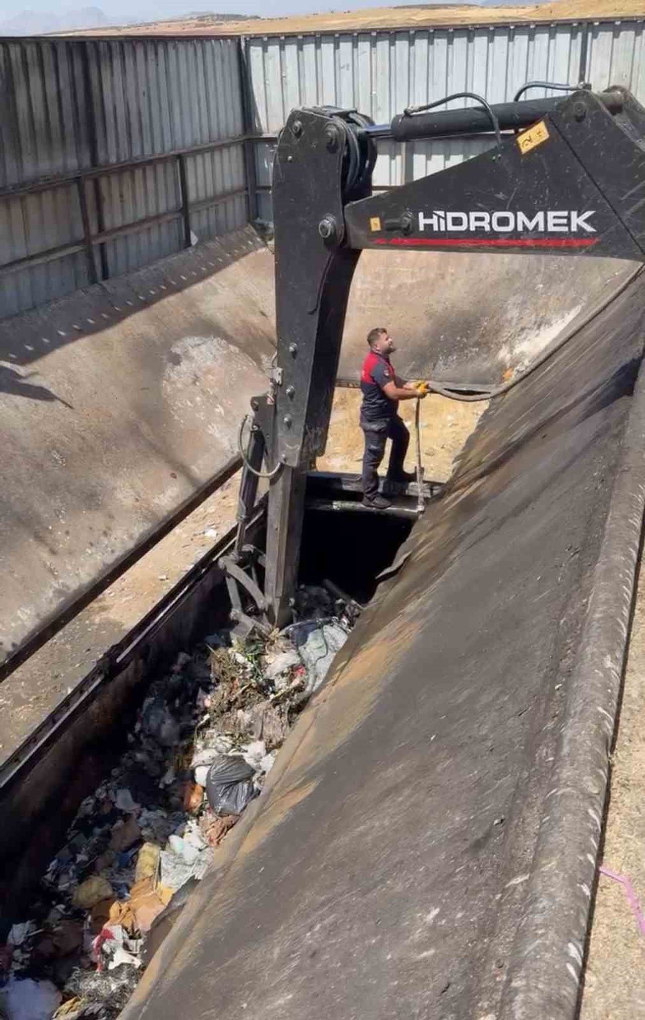 KARAKOÇAN İLÇE BELEDİYESİNE AİT PARK HALİNDEKİ SEMİ TREYLER (DORSE) YANDI.