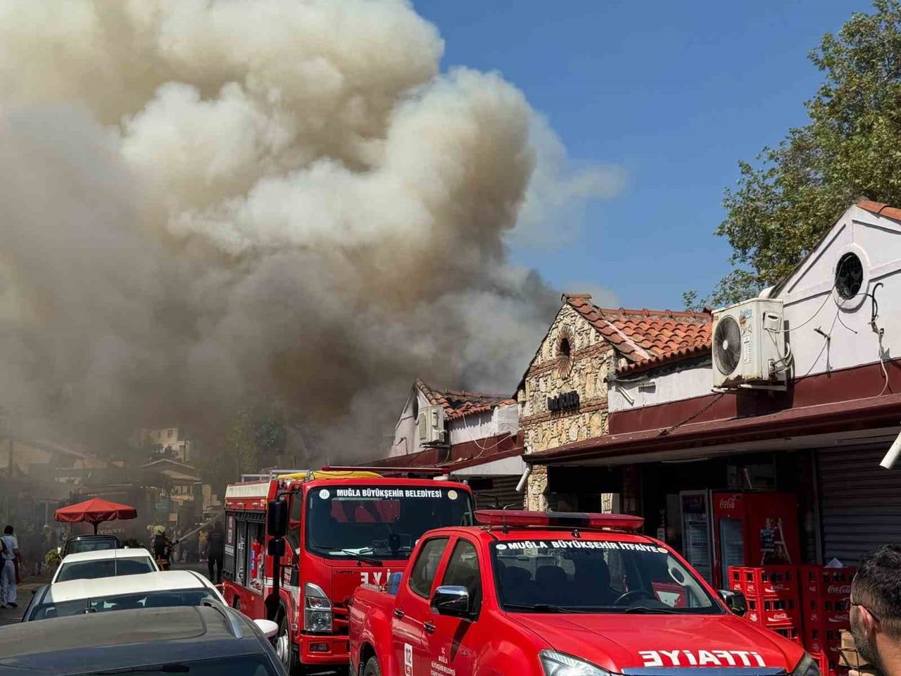 FETHİYE BALIK HALİ’NDE ÇATI YANGINI