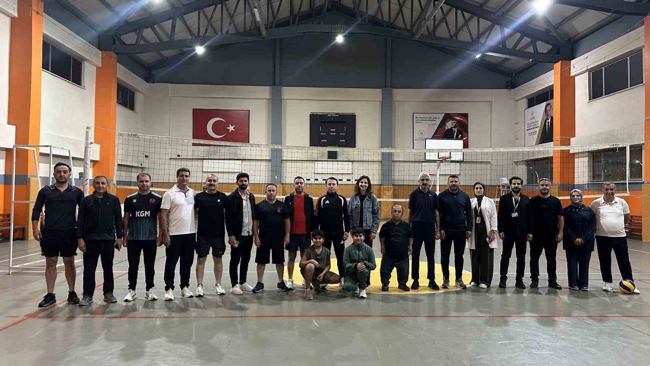 HAKKARİ’NİN YÜKSEKOVA İLÇESİNDE GÖREV YAPTIĞI GÜNDEN BU YANA HALKLA İÇ İÇE BİR YÖNETİM SERGİLEYEN...