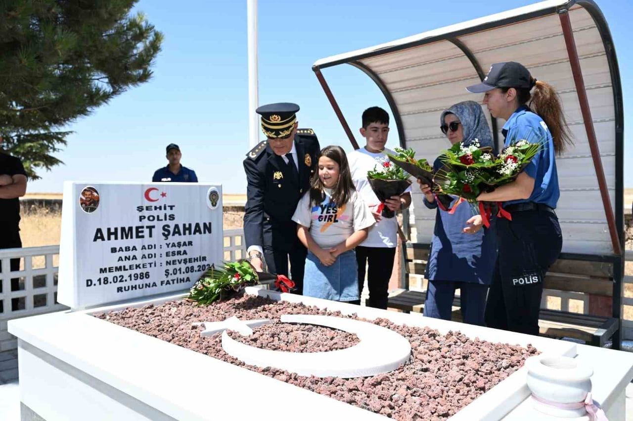 ŞEHİT POLİS MEMURUNU KABRİ BAŞINDA DUALARLA ANDILAR