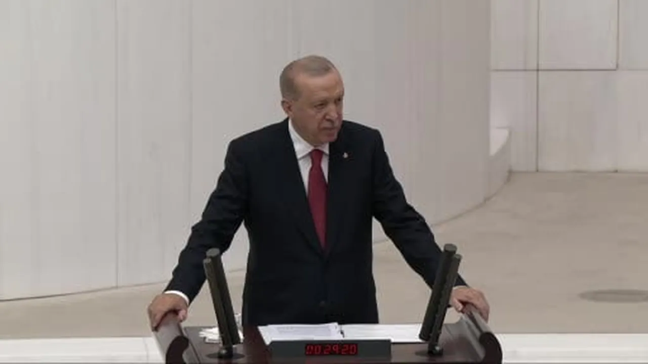 Cumhurbaşkanı Erdoğan: "Yeni anayasa bahsi Türk siyasetinin önünde bir imtihan olarak hâlen...