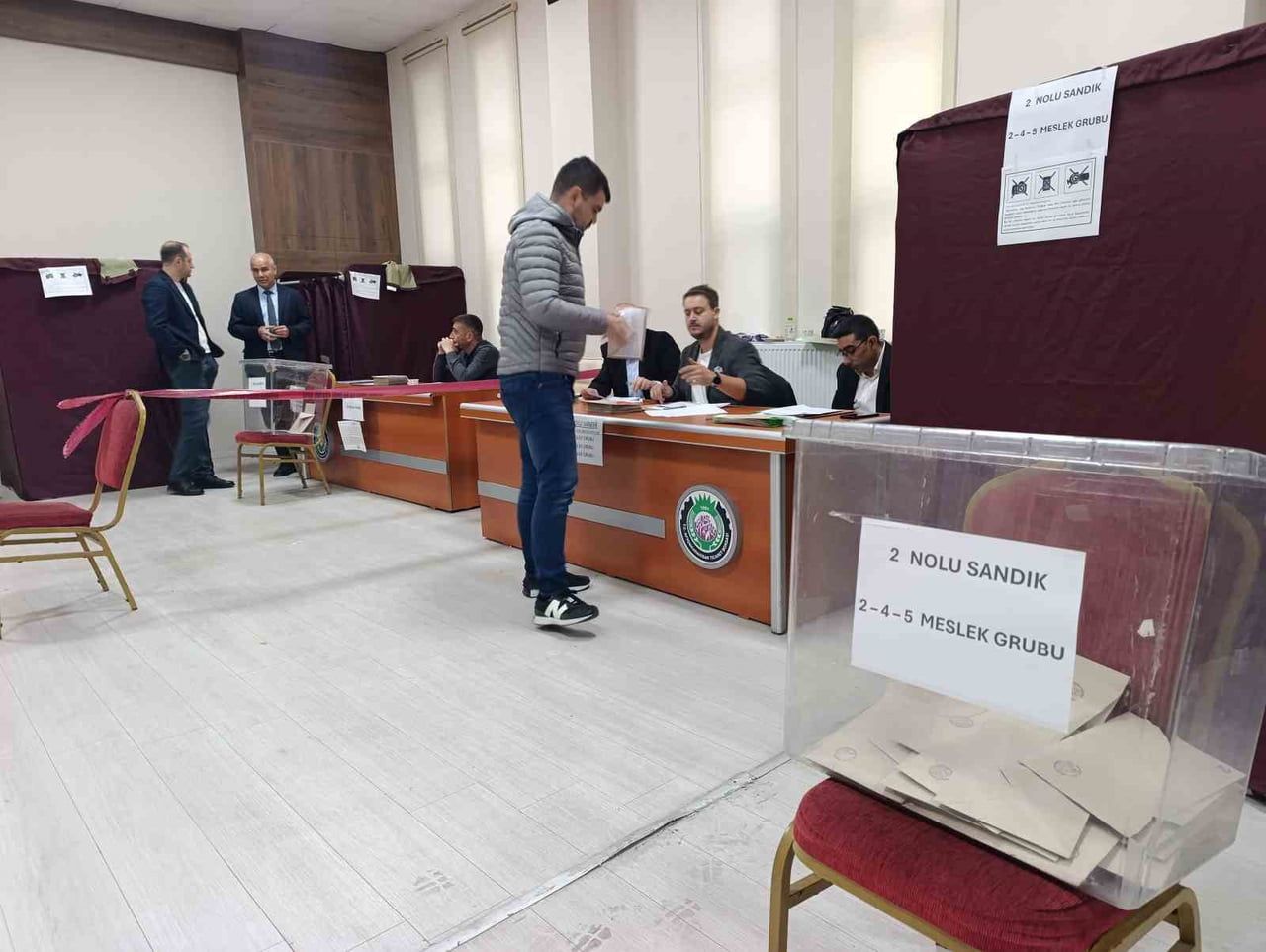 AFYONKARAHİSAR TİCARET BORSASI'NIN (ATB) OLAĞAN GENEL KURULU BAŞLADI. SEÇİMLİ GENEL KURULDA İKİ...