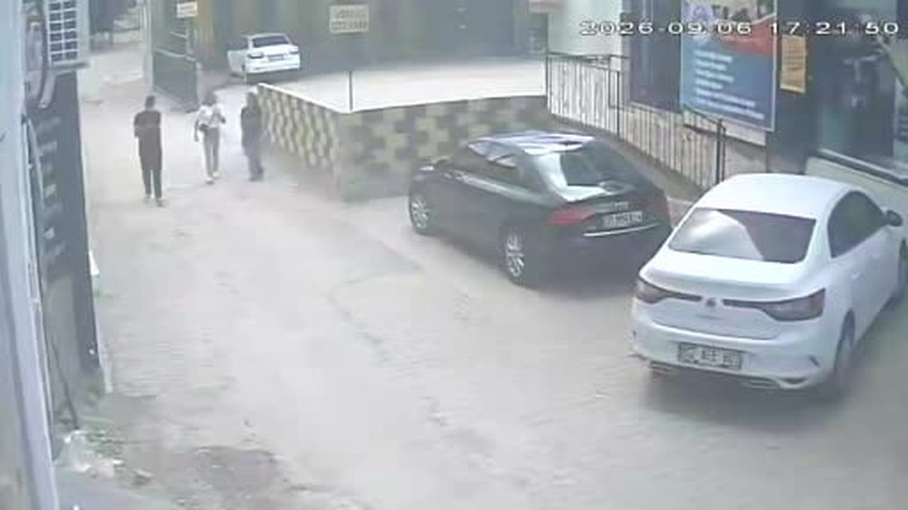 Darbedilen kadını kurtarmak isteyen gencin bıçaklı saldırıya uğradığı anlar kameraya...