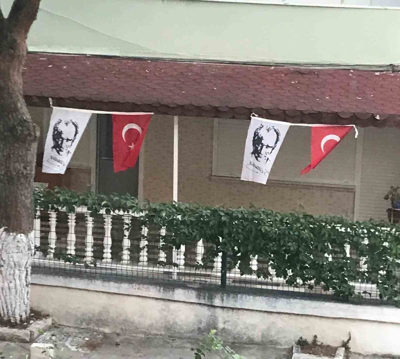 AYVALIK-SARIMSAKLI’DA ATATÜRK VE CUMHURİYET SEVGİSİ SOKAĞA TAŞIYOR
