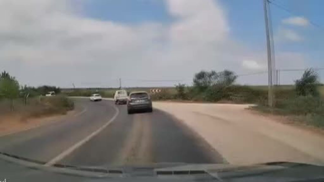 Bursa'da viraja hızlı giren otomobil kazaya sebep oldu.. O anlar kamerada
