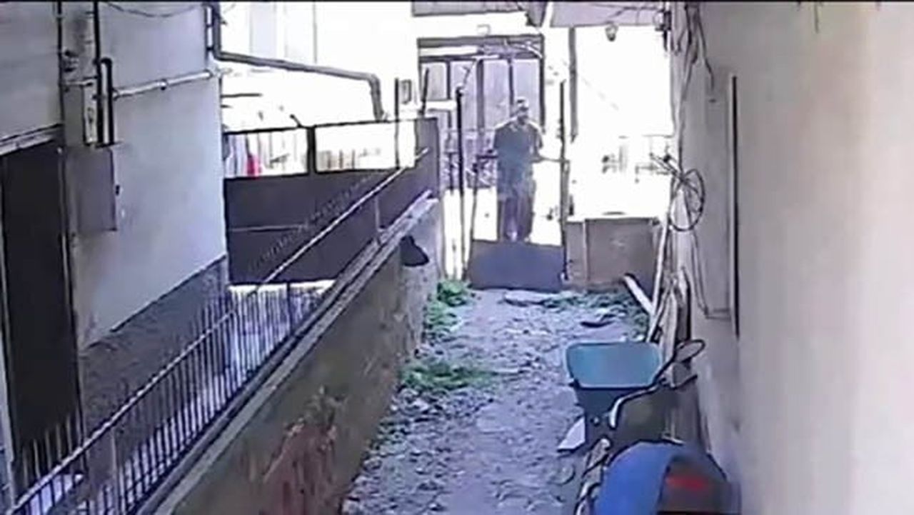 HIRSIZLIK ANLARI GÜVENLİK KAMERASINA YANSIDI