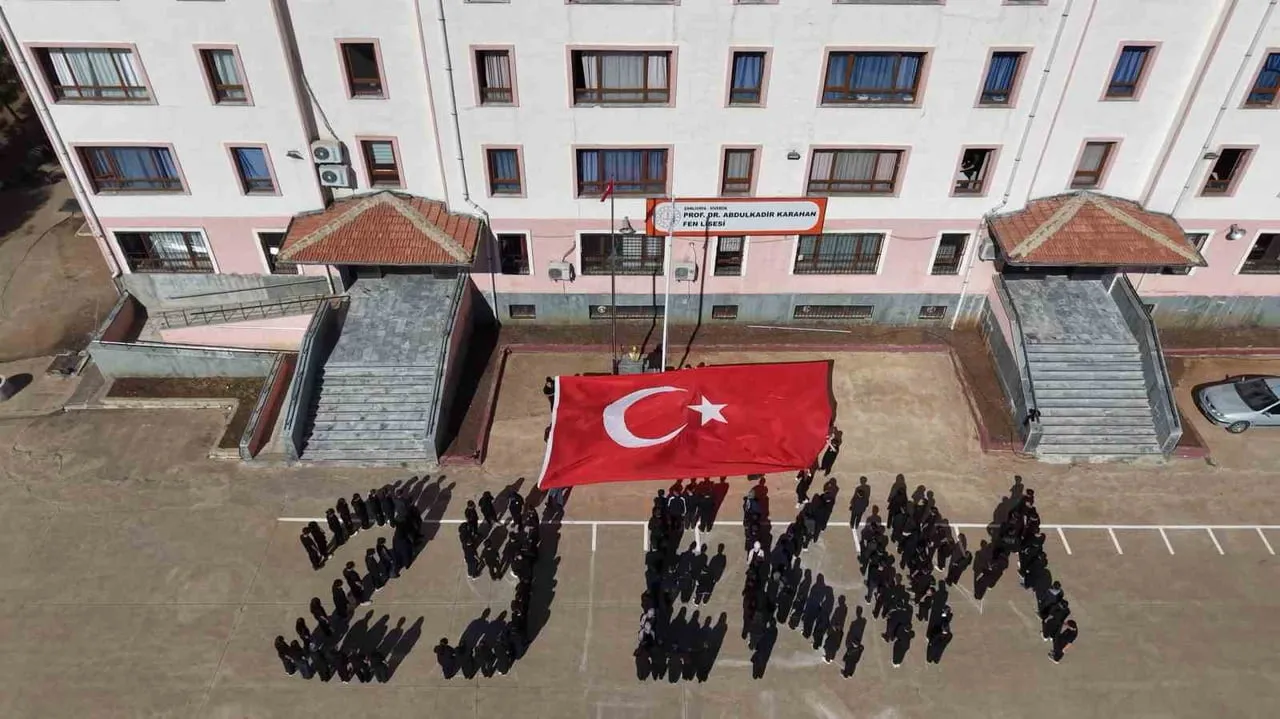 SİVEREK ABDÜLKADİR KARAHAN FEN LİSESİ ÖĞRENCİLERİ TARAFINDAN HAZIRLANAN KOREOGRAFİ GÖSTERİSİNDE...