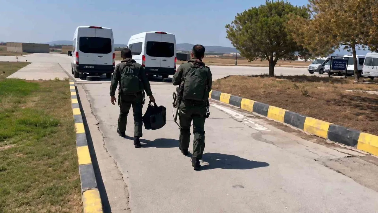 BANDIRMA'DAN KALKAN SAVAŞ UÇAKLARI KARADENİZ SEMALARINDA EĞİTİM UÇUŞU YAPTI
