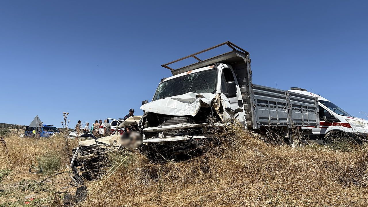 MANİSA’NIN KULA İLÇESİNDE OTOMOBİL İLE KAMYONET KAFA KAFAYA ÇARPIŞTI. ÇARPIŞMANIN ETKİSİYLE...