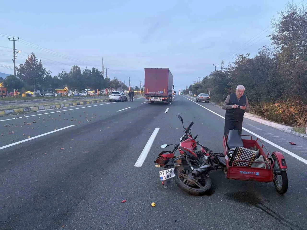 KASTAMONU’NUN TOSYA İLÇESİNDE OTOMOBİL İLE ÇARPIŞAN ÜÇ TEKERLEKLİ MOTOSİKLETİN SÜRÜCÜSÜ...