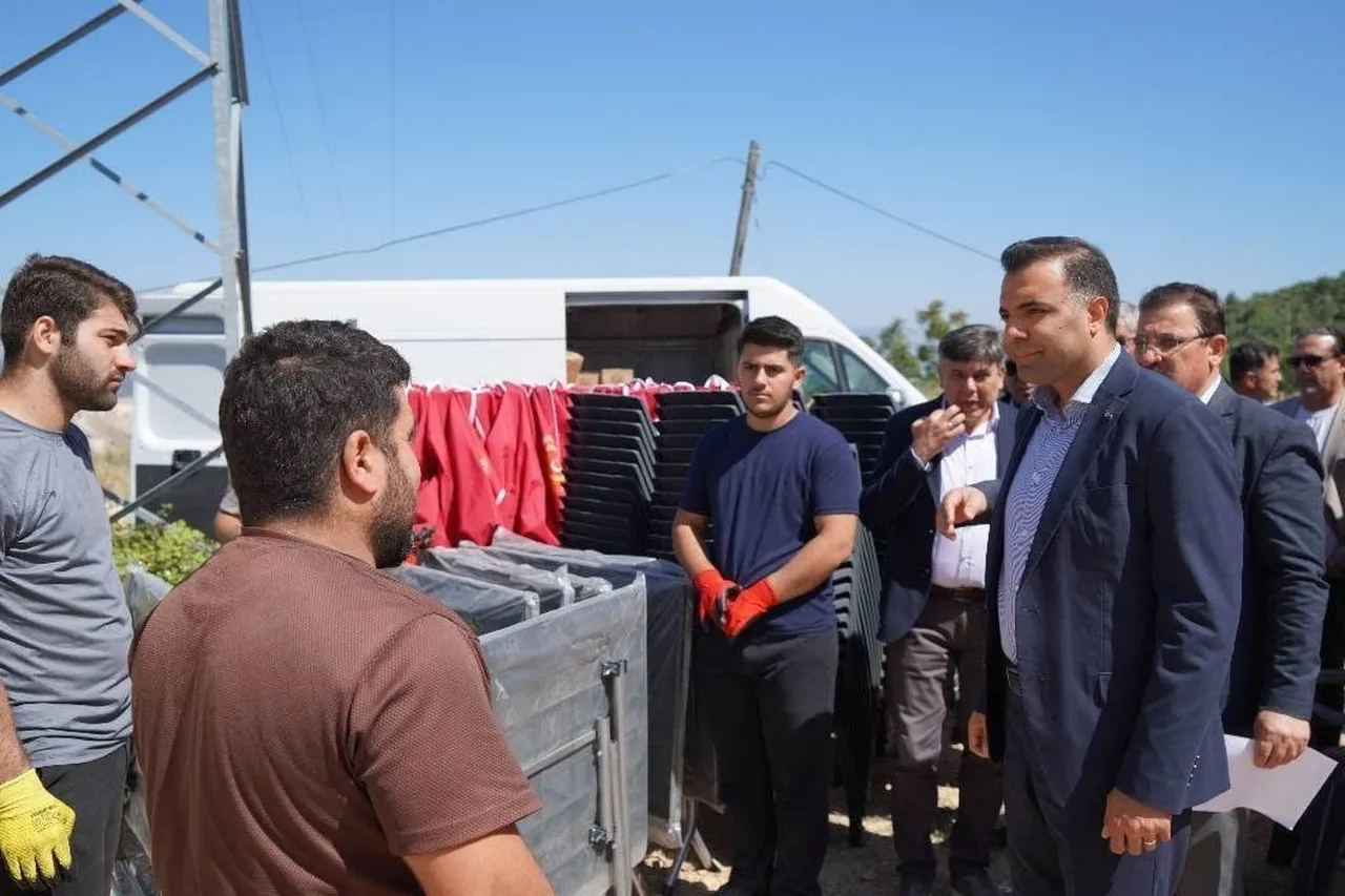 BİLECİK'TE KÖYLERE 250 ÇADIR, 250 MASA VE 2 BİN 500 SANDALYE DESTEĞİ