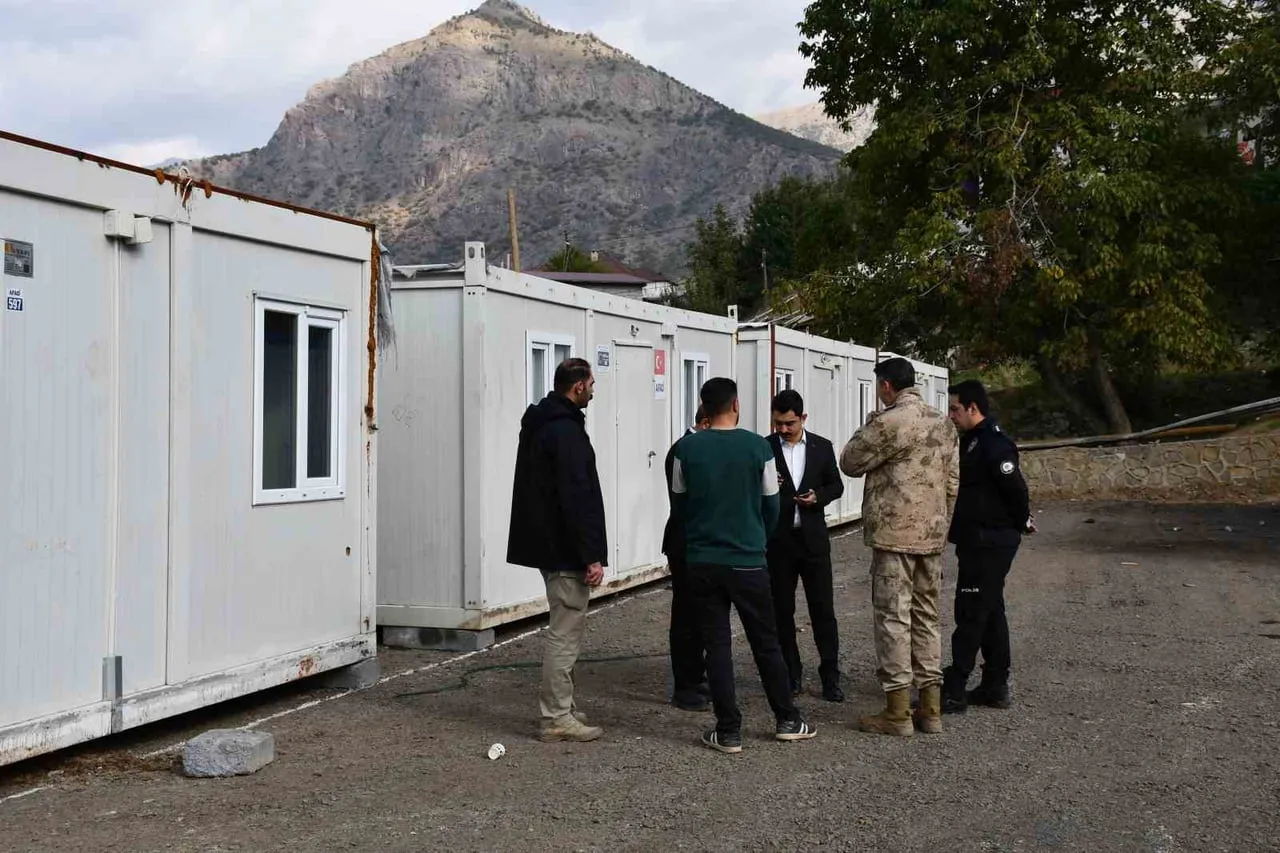 ŞIRNAK’TA AFAD SELDEN ZARAR GÖRENLER İÇİN KONTEYNER KENT KURDU. 30 AİLE İÇİN DEVLET KIŞ GELMEDEN...