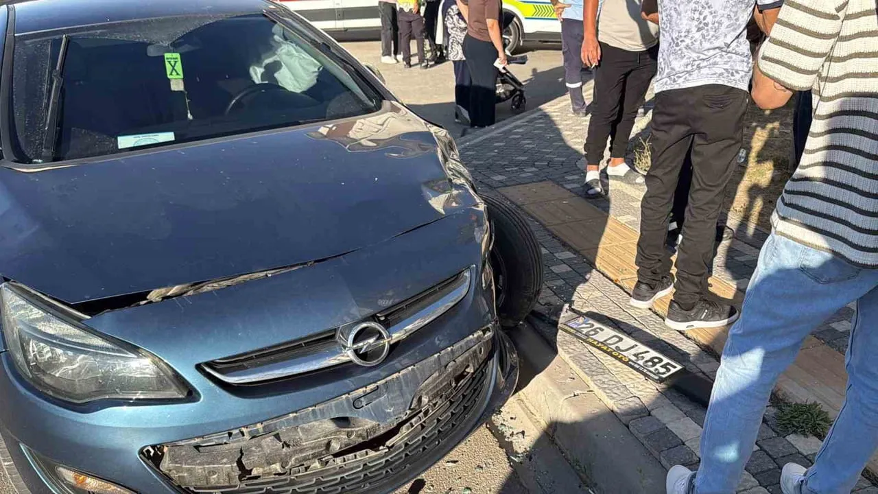 ESKİŞEHİR'DE OTOMOBİL İLE MİNİBÜSÜN ÇARPIŞMASI SONUCU MEYDANA GELEN TRAFİK KAZASINDA 8 KİŞİ...