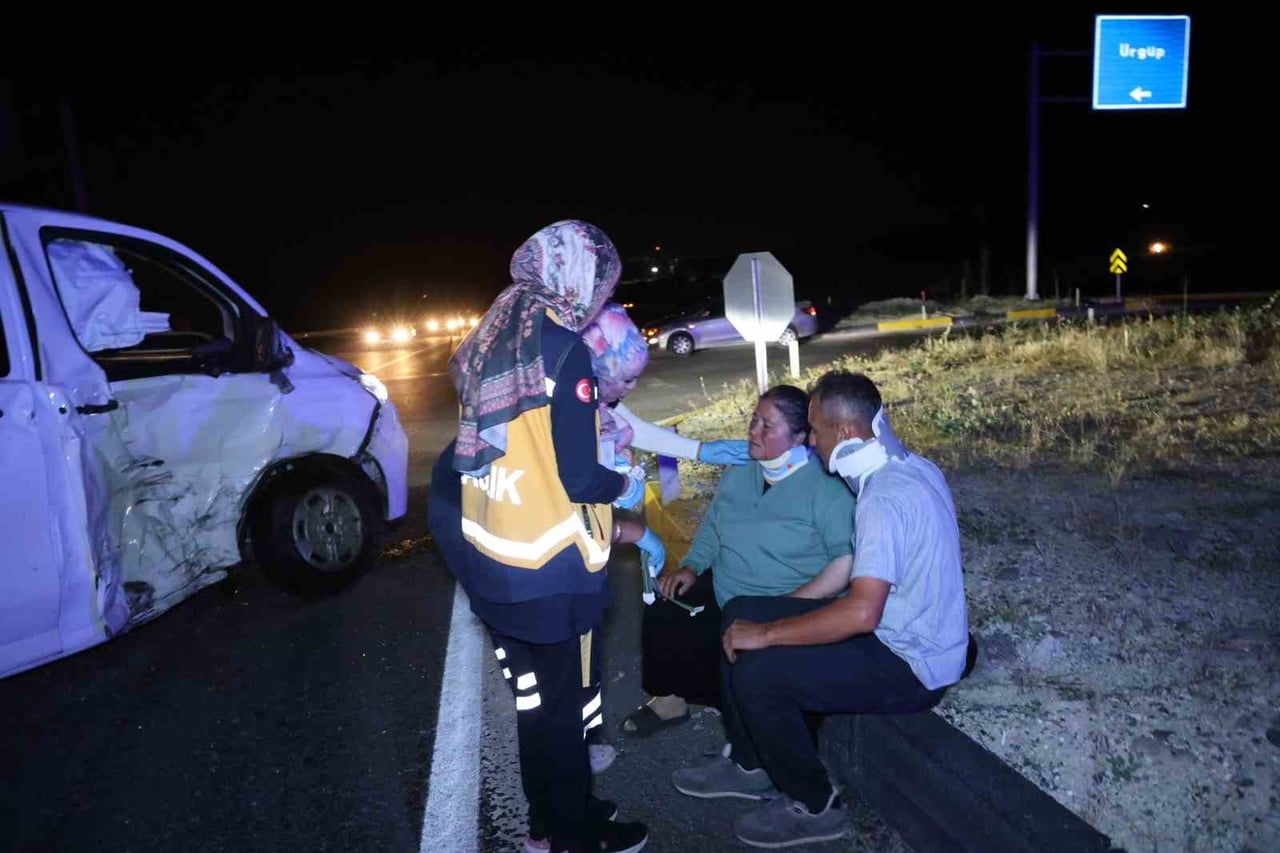 NEVŞEHİR'DE MİNİBÜS İLE HAFİF TİCARİ ARACIN ÇARPIŞMASI SONUCU MEYDANA GELEN TRAFİK KAZASINDA 5...