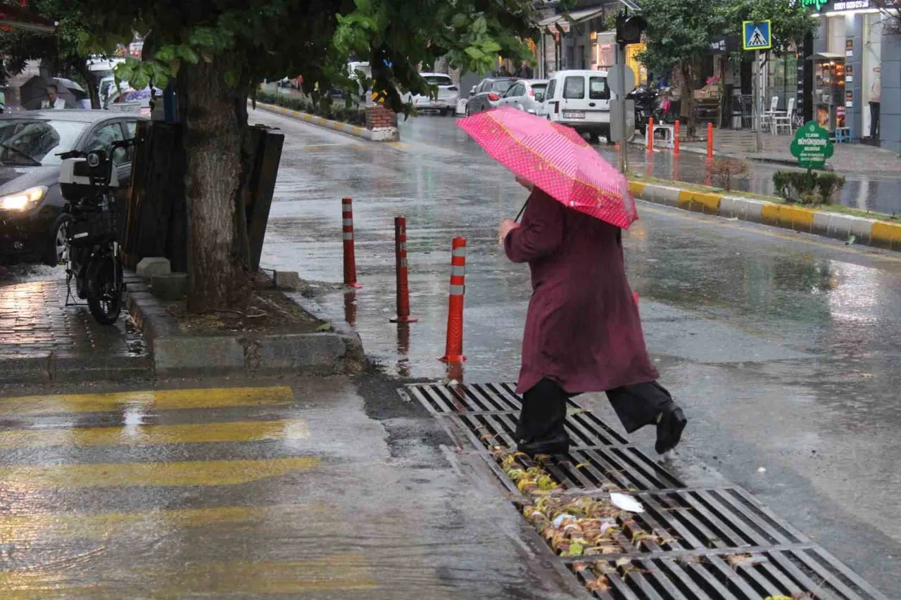 AYDIN'IN EFELER İLÇESİNDE ETKİLİ OLAN SAĞANAK YAĞIŞLA BİRLİKTE, BAZI BÖLGELERDE KÜÇÜK SU...